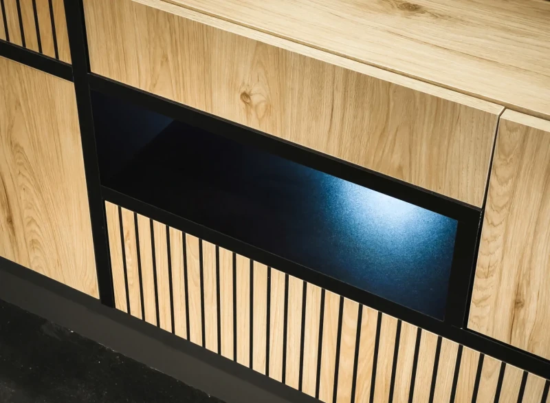 Meblościanka Cross z oświetleniem LED 4 elementy do salonu hickory jackson/czarny