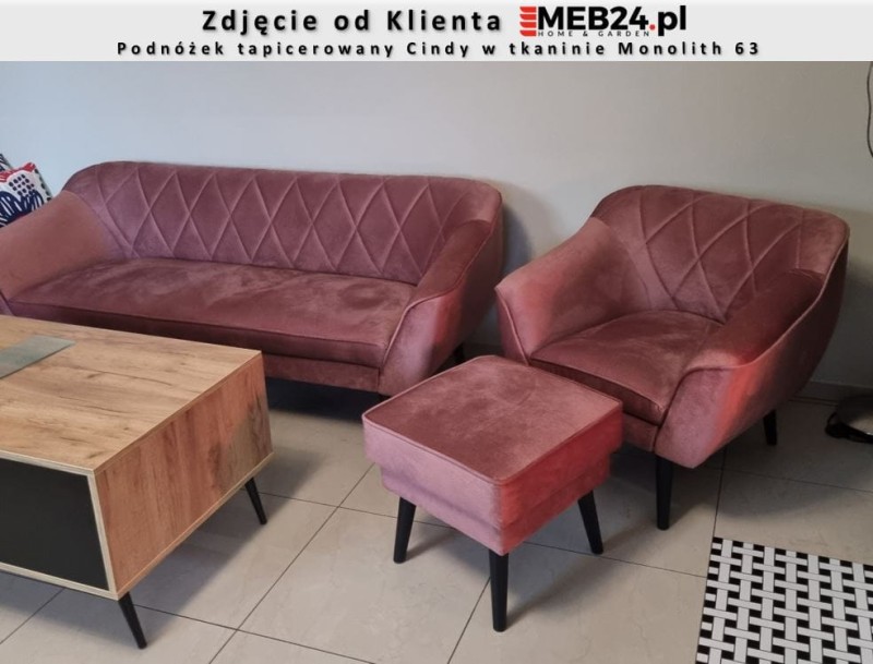 Podnóżek tapicerowany Cindy w stylu skandynawskim - zdjęcie od klienta