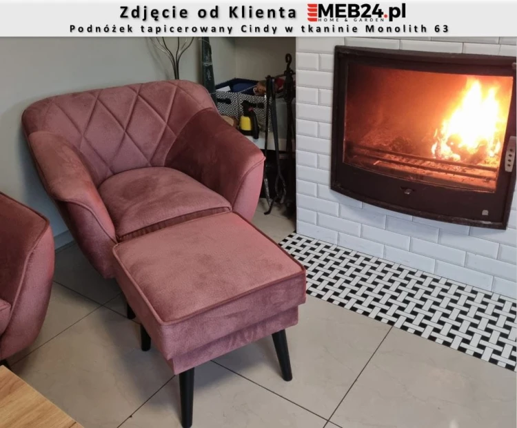 Podnóżek tapicerowany Cindy w stylu skandynawskim - zdjęcie od klienta
