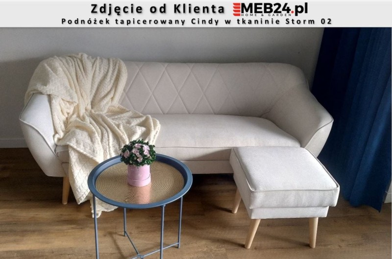 Podnóżek tapicerowany Cindy w stylu skandynawskim - zdjęcie od klienta