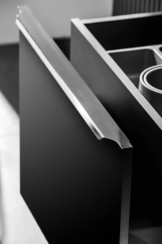 Zestaw mebli łazienkowych SANTA FE BLACK A1 z szafką pod umywalkę 140 cm (detal)