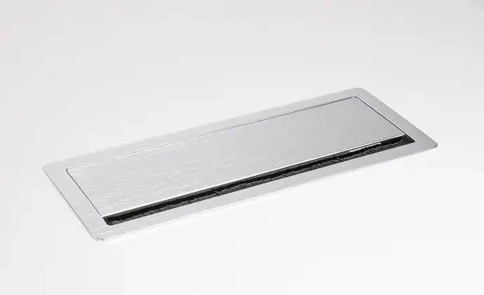 Aluminiowa maskownica kabli CF-A otwierana do biurka z nylonowym włosiem Srebrny