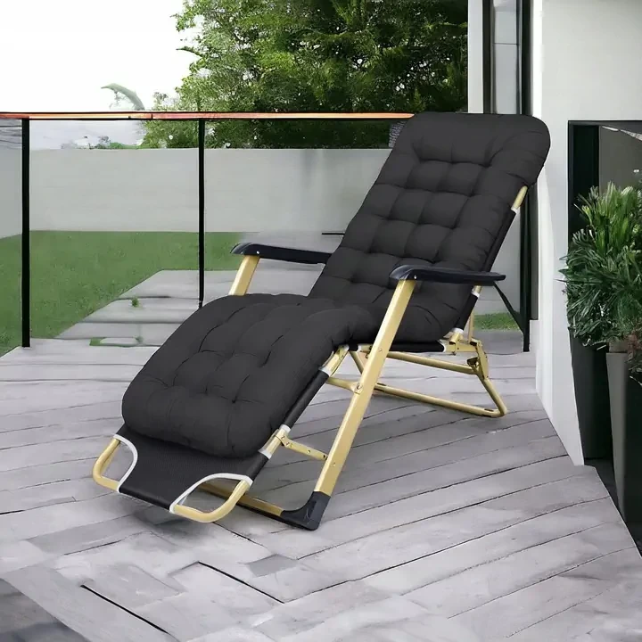 Leżak ogrodowy Libretto rozkładany plażowy z miękką poduszką czarny na  złotym stelażu