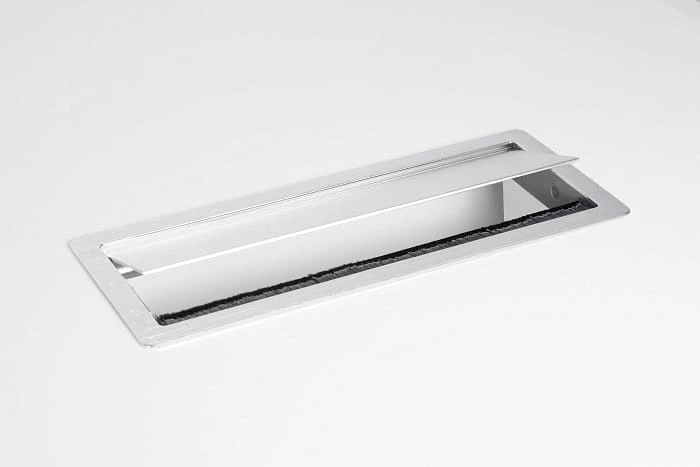 Aluminiowa maskownica kabli CF-A otwierana do biurka z nylonowym włosiem Srebrny