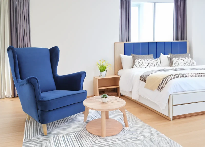 Fotel uszak bez pikowania Lily II z podnóżkiem w stylu skandynawskim