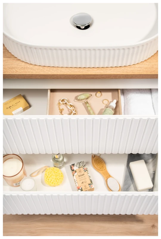 Szafka łazienkowa pod umywalkę 50 cm 2 szuflady NOVA WHITE biały - aranżacja z blatem i umywalką nablatową