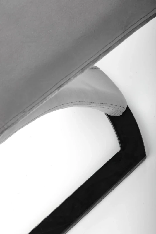 Krzesło K442 tapicerowane z uchwytem do jadalni popielaty