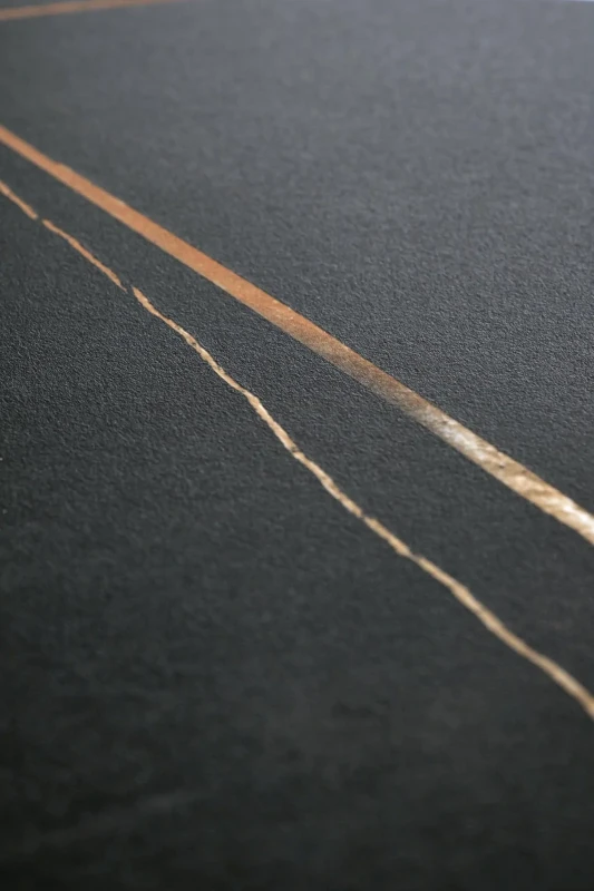 Ława stolik Scalita w stylu glamour z czarnym marmurem i złotymi akcentami