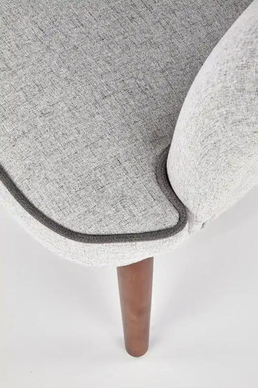 Fotel tapicerowany Bishop z drewnianymi nogami jasny popiel