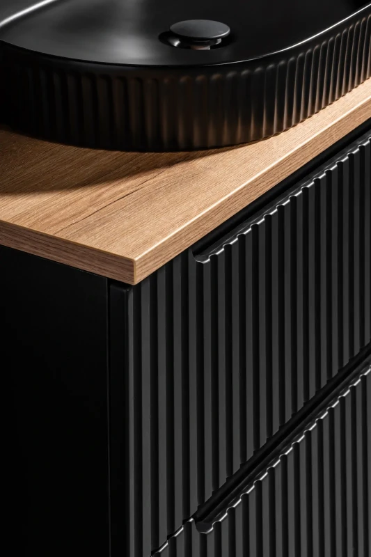 Zestaw mebli łazienkowych NOVA BLACK szafka 50 cm 2 szuflady z blatem dąb 50 cm  - aranżacja z umywalką nablatową