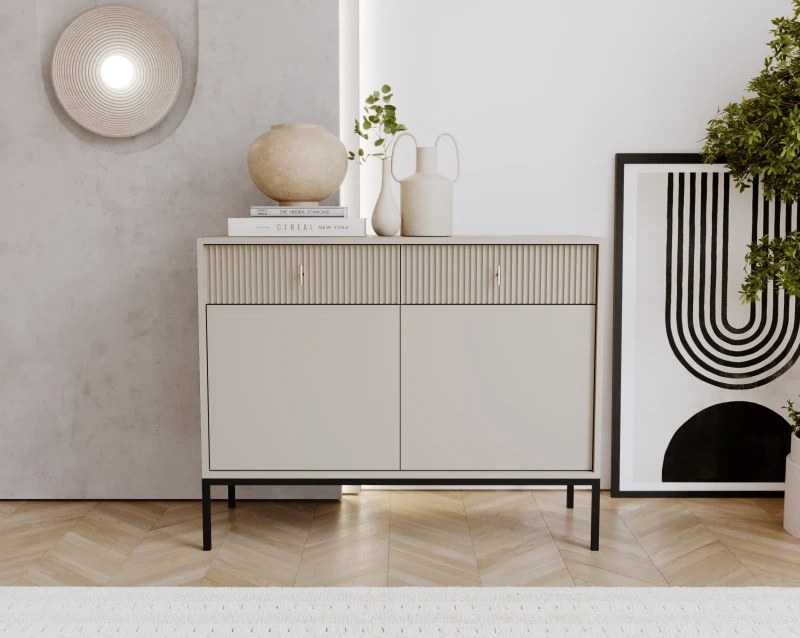 Komoda Maggiore 104 cm dwudrzwiowa z szufladami kaszmir/nogi czarne/uchwyty złote