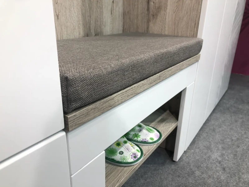 Zestaw mebli do przedpokoju Gustavo VIII pięć elementów dąb wellington/biały połysk