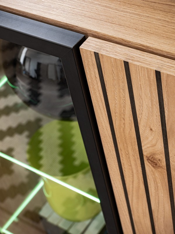 Witryna niska Liam 90 cm z LED do salonu hickory jackson/czarny