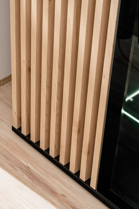 Witryna wysoka Cameron 80 cm z LED do salonu czarny/hickory jackson