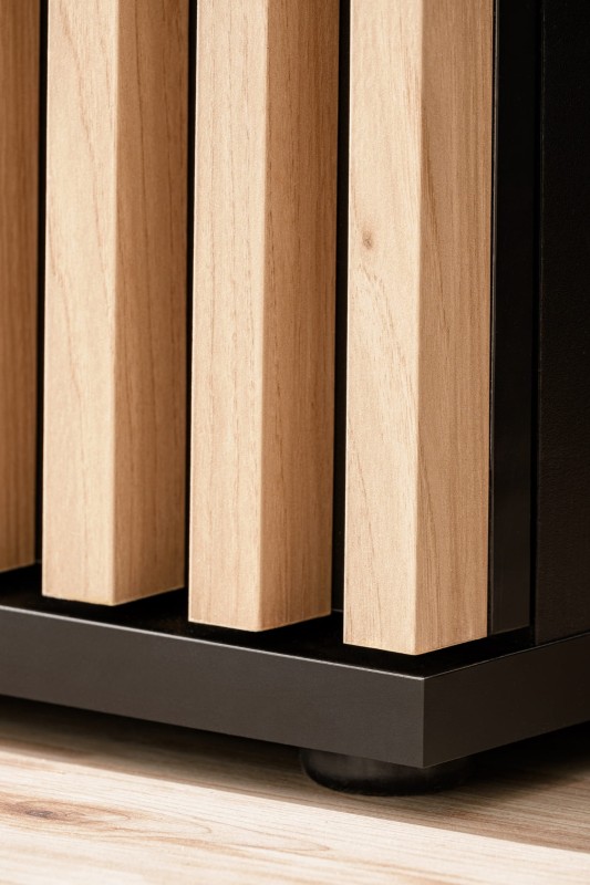 Witryna wysoka Cameron 80 cm z LED do salonu czarny/hickory jackson