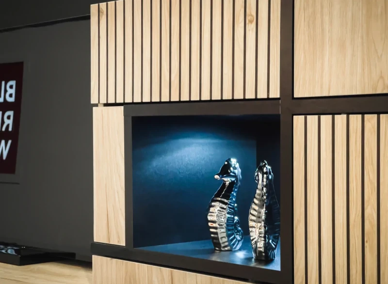 Witryna niska Cross 90 cm z LED do salonu hickory jackson/czarny