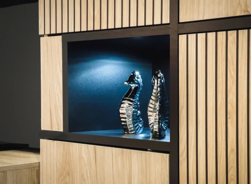 Witryna niska Cross 90 cm z LED do salonu hickory jackson/czarny