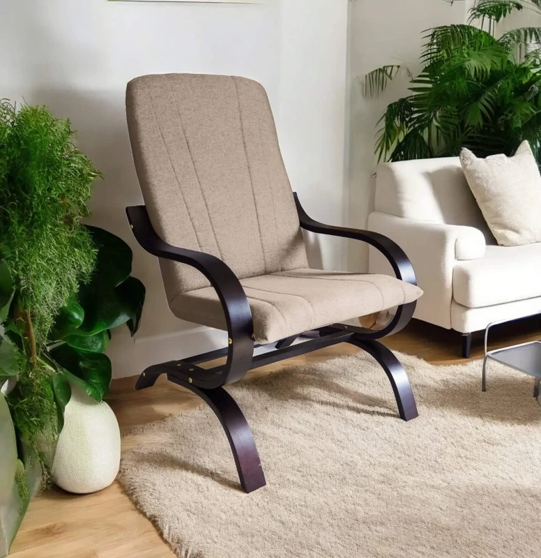 Fotel tapicerowany Finka Sisu gładki na bukowym stelażu do salonu - beżowy Sawana 17