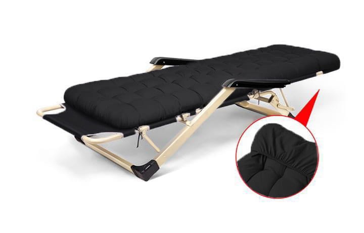 Leżak ogrodowy Libretto rozkładany plażowy z miękką poduszką czarny na  złotym stelażu