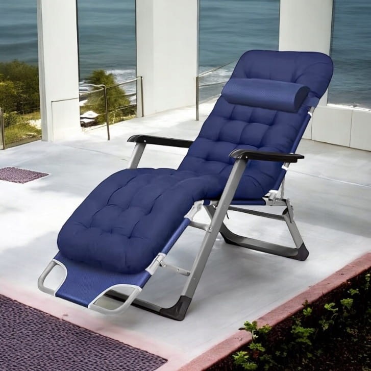 Leżak ogrodowy Libretto rozkładany plażowy z miękką poduszką niebieski na szarym stelażu