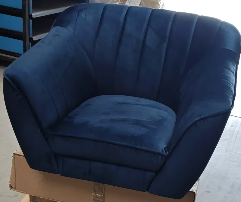 Fotel tapicerowany Delicante w stylu skandynawskim Monolith 77