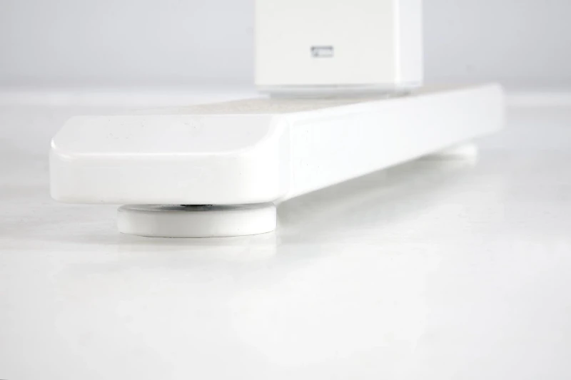 Biurko B53 z elektryczną regulacją wysokości do biura 105 cm biały