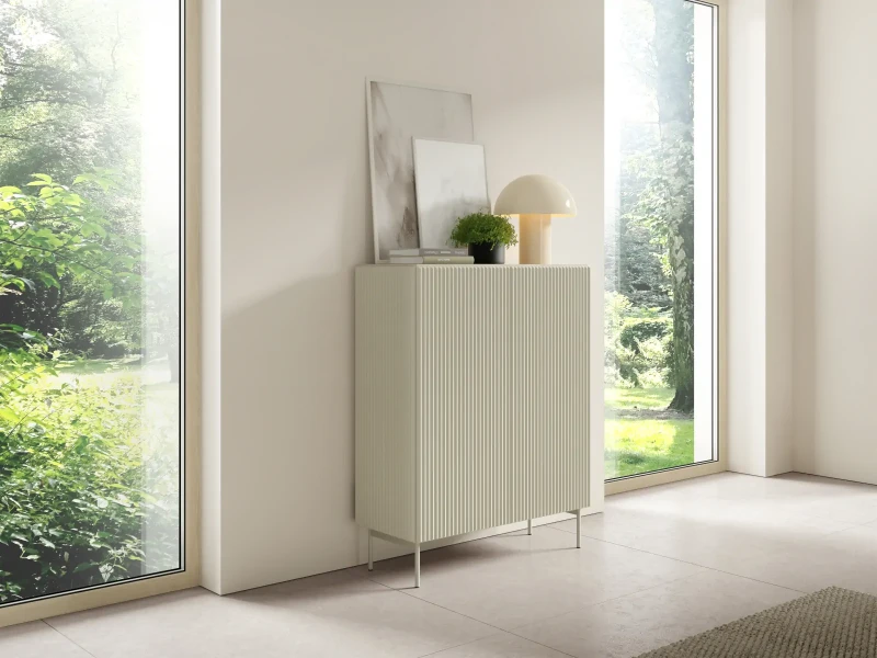 Komoda wysoka Muti 2-drzwiowa z ryflowanymi frontami i bokami 99 cm kaszmir