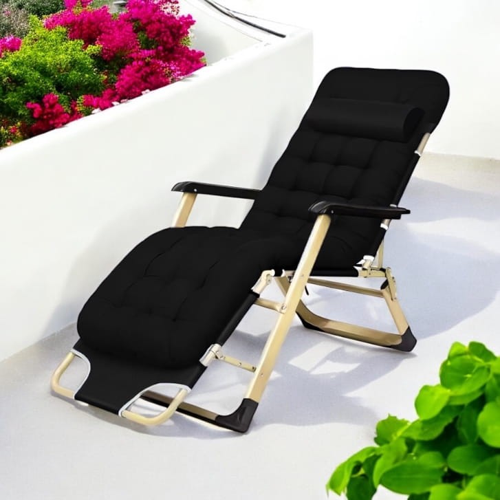 Leżak ogrodowy Libretto rozkładany plażowy z miękką poduszką czarny na  złotym stelażu