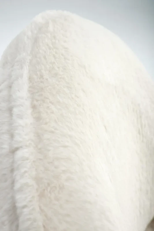 Fotel wypoczynkowy Merry tapicerowany do salonu kremowy