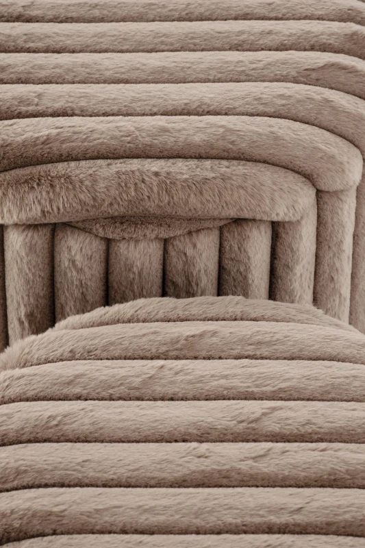 Zestaw dwóch puf FIDO z funkcją schowka cappuccino na złotej podstawie