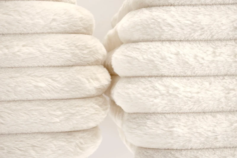 Zestaw dwóch puf FIDO z funkcją schowka kremowy na złotej podstawie