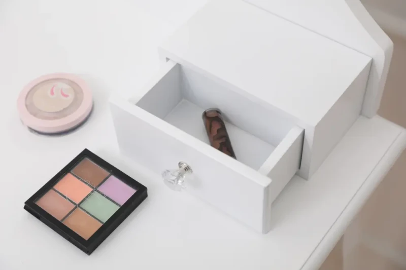 Toaletka kosmetyczna DT02 LED z lustrem, 5 szufladami i taboretem biała