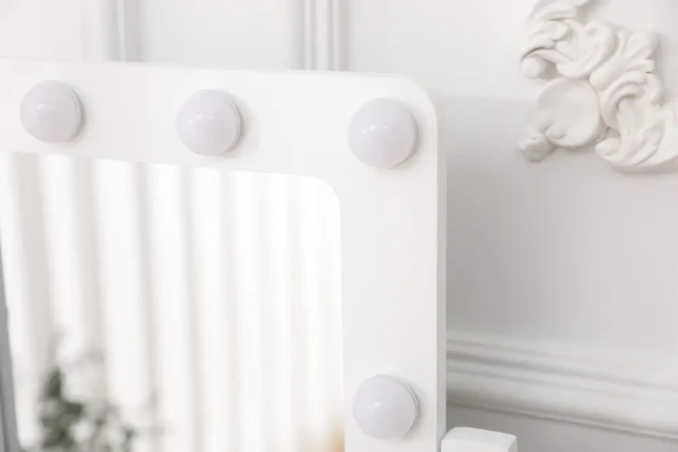 Toaletka kosmetyczna DT02 LED z lustrem, 5 szufladami i taboretem biała