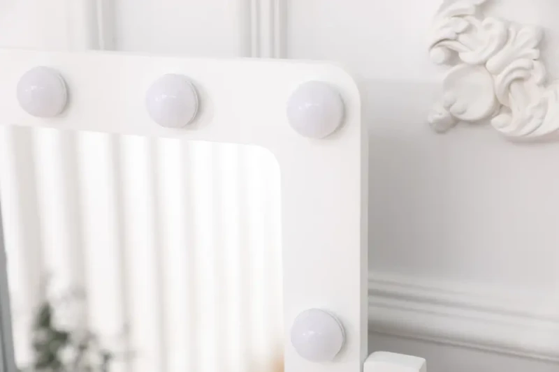 Toaletka kosmetyczna DT02 LED z lustrem, 5 szufladami i taboretem biała