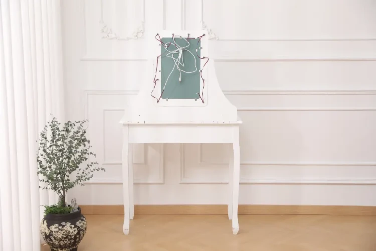 Toaletka kosmetyczna DT02 LED z lustrem, 5 szufladami i taboretem biała