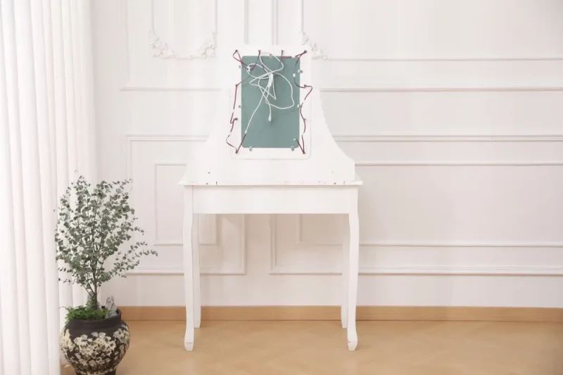 Toaletka kosmetyczna DT02 LED z lustrem, 5 szufladami i taboretem biała