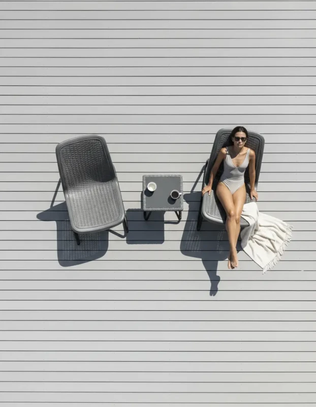 Zestaw mebli balkonowych 2 krzesła i stolik kawowy szary na balkon taras ogród