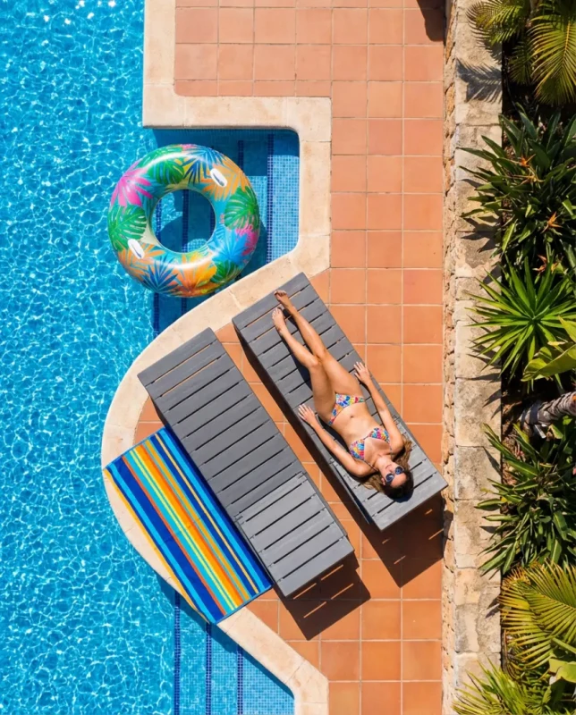 Leżak ogrodowy składany LS02 z tworzywa sztucznego na taras i plażę szary