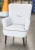 Fotel tapicerowany Bishop z drewnianymi nogami jasny popiel OUTLET