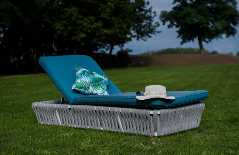 Łóżko ogrodowe Koral z plecionym sznurem szary