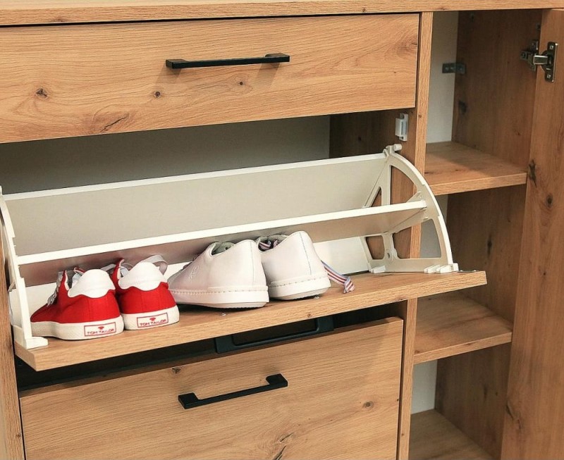 Szafka na buty Madang do przedpokoju z czarnymi uchwytami