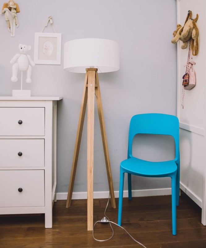 Lampa podłogowa na trzech nogach jesionowa